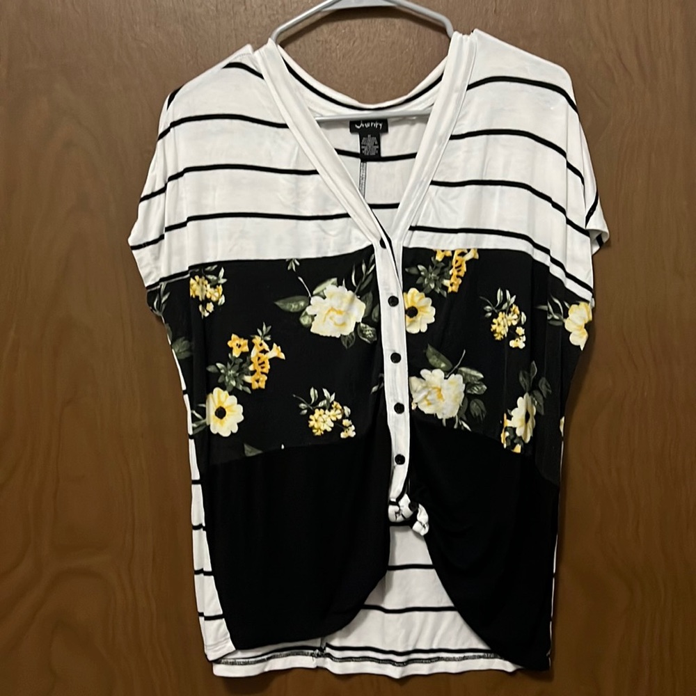 Gently used Woman’s size medium shirt brand: justify